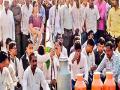 डोर्लेवाडी येथे दूध, ऊस दरासाठी रास्ता रोको - Marathi News | Stop the road for milk and sugarcane prices at Dorlawadi | Latest pune News at Lokmat.com
