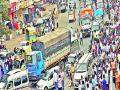 पुणे-नगर रस्त्यावर वाहतूक कोंडीने वाहनांच्या रांगा - Marathi News | Vehicle Range with traffic congestion on Pune-city road | Latest pune News at Lokmat.com