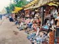 व्यापाऱ्यांनी गिळले शहरातील फुटपाथ! - Marathi News | The city sits on the sidewalk! | Latest chandrapur News at Lokmat.com