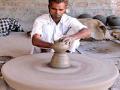 आधुनिक चाकांमुळे कुंभार व्यवसायाला बळकटी - Marathi News | Powered by the modern wheels, pottery strengthens the business | Latest pune News at Lokmat.com