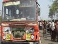 बसची ट्रकला धडक; ३२ प्रवाशी जखमी - Marathi News | Bus collides with truck; 32 passengers injured | Latest akola News at Lokmat.com