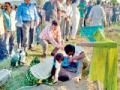 बोअरवेलच्या खड्ड्यात पडला बालक - Marathi News | Child falling in the borewell pothole | Latest maharashtra News at Lokmat.com