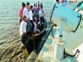 खाडीत बोट रुतून अडकलेल्यांची सुटका - Marathi News | Rescue the boat stranded in the bay | Latest mumbai News at Lokmat.com