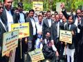 पुणे बार असोसिएशनचे काम बंद आंदोलन - Marathi News | Work Stop Stop movement of Pune Bar Association | Latest pune News at Lokmat.com
