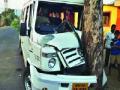 मिनी बस अपघात; १९ जण जखमी - Marathi News | Mini Bus Accident; 19 people injured | Latest mumbai News at Lokmat.com