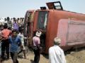 बस उलटून ४० प्रवासी जखमी - Marathi News | 40 passengers injured after bus hit | Latest yavatmal News at Lokmat.com