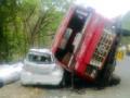 कारवर ट्रक आदळला : - Marathi News | Truck collapsed on the car: | Latest yavatmal News at Lokmat.com