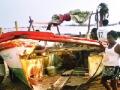 लाटांच्या तडाख्यात उत्तनच्या बोटीचे नुकसान - Marathi News | Loss of excavated boat | Latest mumbai News at Lokmat.com