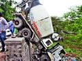 सिमेंटमिक्सर अनियंत्रित - Marathi News | Cementmictor unchecked | Latest pune News at Lokmat.com