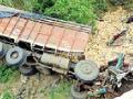 पुलावरून ट्रक कोसळून दोन ठार - Marathi News | Two killed in truck collapse | Latest yavatmal News at Lokmat.com