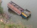 टँकर नदीत कोसळला - Marathi News | Tanker collapsed in the river | Latest akola News at Lokmat.com