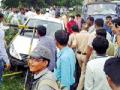 कार दुभाजकावर धडकली... - Marathi News | The car hit the divide ... | Latest chandrapur News at Lokmat.com