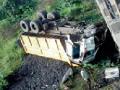 ट्रक नदीत कोसळला... - Marathi News | The truck collapsed in the river ... | Latest chandrapur News at Lokmat.com