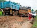 चिचडोह बॅरेजच्या वाहनांनी लावली मार्कंडादेव रस्त्याची वाट - Marathi News | The road to Markandudev Road, flagged by Chichdohar Barrage vehicles | Latest gadchiroli News at Lokmat.com