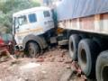अनियंत्रित ट्रक घरात शिरला - Marathi News | The unchecked truck entered the house | Latest yavatmal News at Lokmat.com