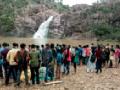 ‘हाजराफॉल’मध्ये वाढू लागली पर्यटकांची गर्दी - Marathi News | The crowd of tourists started growing in Hazraffal | Latest gondia News at Lokmat.com