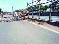 लाकडाने बांधून रस्ता बंद - Marathi News | Binding and locking the road | Latest nashik News at Lokmat.com