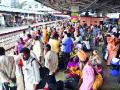 हजारो भाविक रेल्वेने रवाना - Marathi News | Thousands of pilgrims depart from the train | Latest nashik News at Lokmat.com
