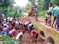 श्रमदानातून रस्त्याची दुरूस्ती - Marathi News | Road repair through labor | Latest gadchiroli News at Lokmat.com