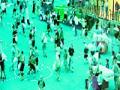 ‘पिलो फाईट’मध्ये ३० जखमी - Marathi News | 30 injured in Pilo Fight | Latest international News at Lokmat.com