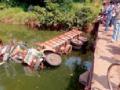 दुचाकीला धडक देऊन ट्रक नदीत कोसळला - Marathi News | The truck collided with the bike and the truck collapsed in the river | Latest yavatmal News at Lokmat.com
