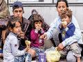 हंगेरीत स्थलांतरितांना अमानुष वागणूक - Marathi News | Inhuman treatment of immigrants in Hungary | Latest international News at Lokmat.com