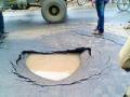 रस्त्यावर पडला सहा फुटांचा खड्डा - Marathi News | A six-foot pit lying on the road | Latest nagpur News at Lokmat.com