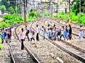रेल्वे प्रवाशांचा जीवघेणा शॉर्टकट - Marathi News | Fatal shortcut of train passengers | Latest pune News at Lokmat.com