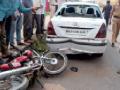 उभ्या कारवर दुचाकी आदळली - Marathi News | The bike on the vertical car hit | Latest vardha News at Lokmat.com