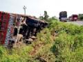 ट्रक उलटला... - Marathi News | Truck reversed ... | Latest vardha News at Lokmat.com
