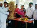 शेतकऱ्यांनी अधिकाऱ्यांना दिल्या धानाच्या पेंढ्या - Marathi News | Farmers gave the officials the bundle of funds | Latest bhandara News at Lokmat.com