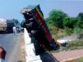 ट्रक नदीत उलटला - Marathi News | The truck overturned in the river | Latest amravati News at Lokmat.com