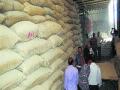 अकोला येथे ४0 लाखाचा तूर डाळीचा साठा जप्त - Marathi News | Akola stock of 40 lacs worth of pulses seized | Latest akola News at Lokmat.com
