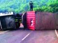 कशेडी घाटात कंटेनरला अपघात - Marathi News | Accident in container | Latest raigad News at Lokmat.com