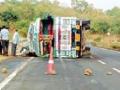 महामार्गावर ट्रक उलटला : - Marathi News | Truck overturned: | Latest vardha News at Lokmat.com