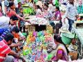 लक्ष्मीपूजनासाठी सजली बाजारपेठ - Marathi News | Sajali market for Laxmi Pooja | Latest pimpri-chinchwad News at Lokmat.com
