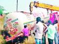 विल्होळीजवळ टॅँकर खड्ड्यात - Marathi News | In the tanker pit near Vilholi | Latest nashik News at Lokmat.com