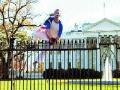 व्हाईट हाऊसच्या कंपाऊंडवर चढणारा पकडला - Marathi News | Growing Up on the White House's Compound | Latest international News at Lokmat.com