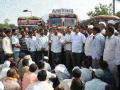 चांदवडला कांदा उत्पादकांचा रास्ता रोको - Marathi News | Stop the way for Chandvadala onion growers | Latest nashik News at Lokmat.com