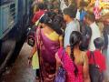 मुंबई रेल्वे गाड्यांत गर्दी - Marathi News | Rush in Mumbai railway stations | Latest amravati News at Lokmat.com