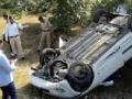 कार अपघातात एक ठार, दोन जखमी - Marathi News | One killed, two injured in car accident | Latest gondia News at Lokmat.com