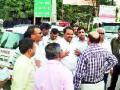 महामार्ग अधिकाऱ्यांना घेराव - Marathi News | Highway officials encircle | Latest nashik News at Lokmat.com