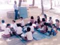 वर्ग खोलीअभावी विद्यार्थी बसतात झाडाखाली - Marathi News | Students sit under the tree for lack of class room | Latest chandrapur News at Lokmat.com