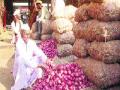 कांदा दरात घसरण; आवकही घटली - Marathi News | Onion prices fall; Downward trend | Latest business News at Lokmat.com