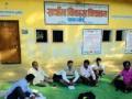 सावरगावातील शाळेला विद्यार्थ्यांनीच ठोकले कुलूप - Marathi News | Students locked the school in Savargaon | Latest chandrapur News at Lokmat.com