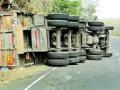 करळगाव घाटात ट्रक उलटला... - Marathi News | Truck overturned in Karolgaon Ghat ... | Latest yavatmal News at Lokmat.com