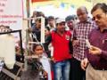 सूत कताईचे प्रात्यक्षिक... - Marathi News | Yarn spinning demonstration ... | Latest chandrapur News at Lokmat.com