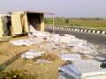 ट्रक कलंडला... - Marathi News | Truck cluttered ... | Latest vardha News at Lokmat.com