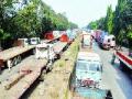 पेरीफेरी रस्त्यावर ‘अवजड’ पार्र्किं ग - Marathi News | Periphery road leads to 'cumbersome' | Latest raigad News at Lokmat.com