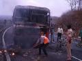 आगीमध्ये बस जळून खाक, ५० प्रवासी बचावले - Marathi News | Bus burning in the fire, 50 passengers escaped | Latest maharashtra News at Lokmat.com
